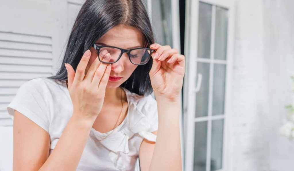 Đeo kính gọng là phương pháp đơn giản, phổ biến để điều chỉnh các tật khúc xạ