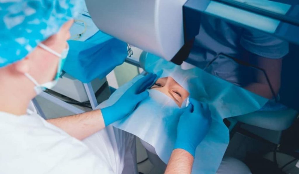 Quy trình mổ cườm nước: Gây tê, tạo đường thoát dịch, giảm áp lực mắt, theo dõi sau mổ