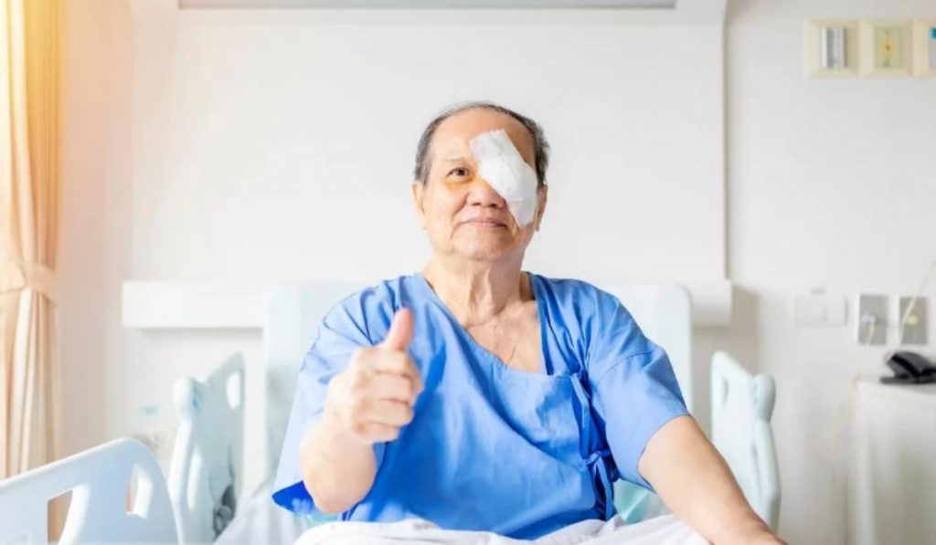 Sau điều trị bong võng mạc, cần nghỉ ngơi, dùng thuốc đúng cách và kiểm soát bệnh nền