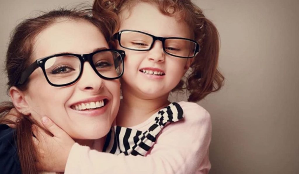 Ba mẹ cận thị có thể di truyền cho con, cần chú ý kiểm soát tật khúc xạ từ sớm