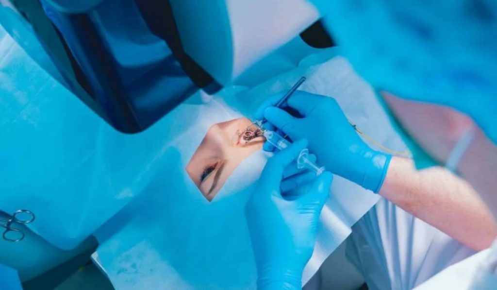 Xóa cận hoàn toàn nhờ phẫu thuật khúc xạ, mắt nhìn rõ ngay sau can thiệp