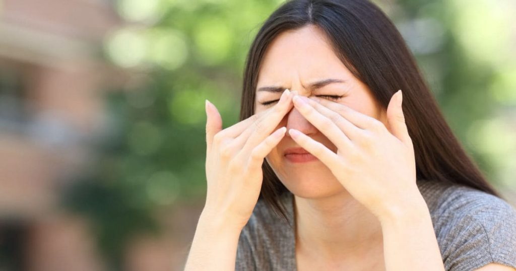 Bạn có thể cảm thấy khô mắt và nhìn mờ trong vài ngày đầu sau phẫu thuật
