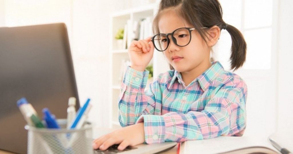 Biểu hiện điển hình nhất của tật khúc xạ là không nhìn rõ các vật ở xa