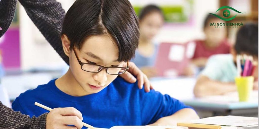 Cận thị học đường xảy ra ở độ tuổi đến trường