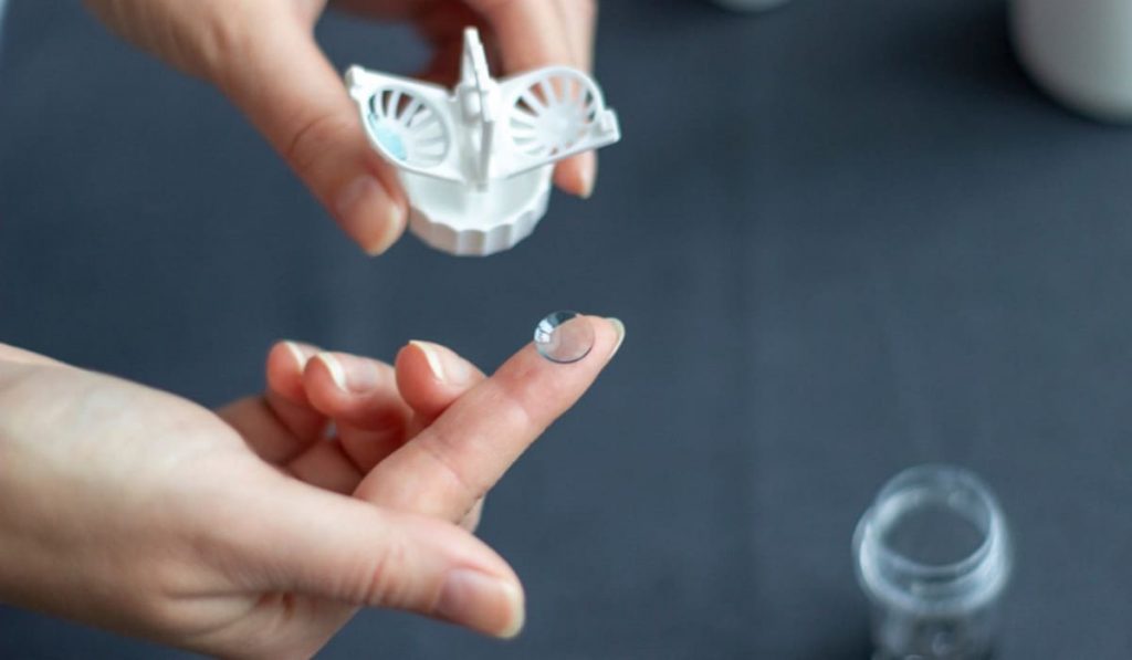 Chuẩn bị tay sạch sẽ, dụng cụ đầy đủ trước khi đeo kính Ortho-K