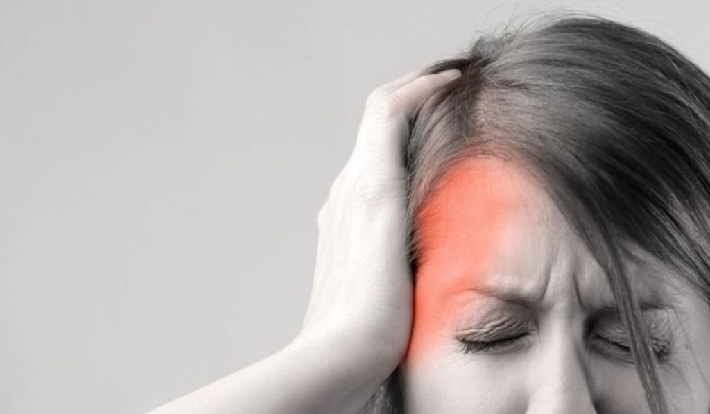 Đau nửa đầu bên phải và nhức mắt thường đau nhẹ quanh mắt và thái dương
