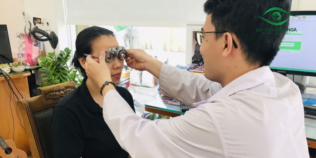 Đeo kính đúng độ là cách giữ mắt không tăng độ cận