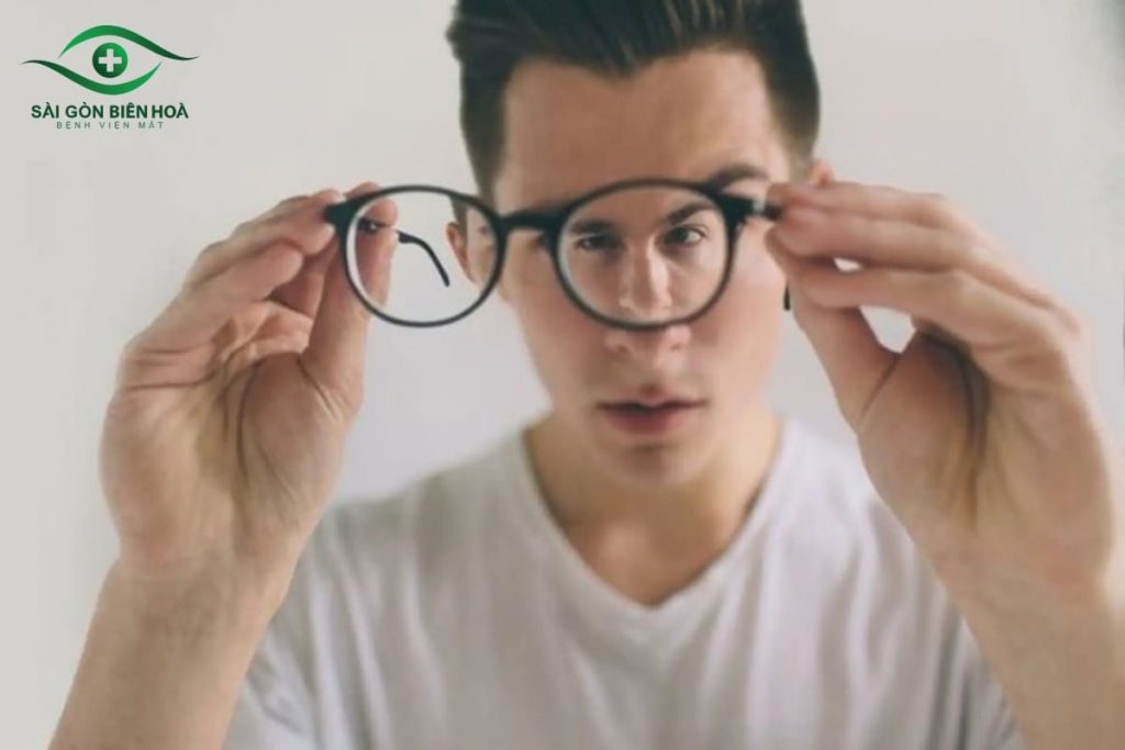 Đeo kính gọng hỗ trợ duy trì độ cận cho người bệnh