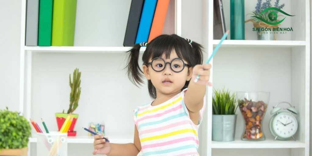 Đeo kính là biện pháp phù hợp với trẻ dưới 18 tuổi bị lệch khúc xạ