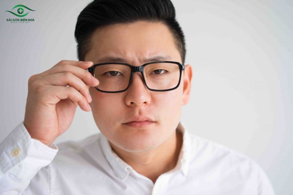 Đeo kính mắt giúp cải thiện khả năng nhìn và hạn chế tăng nặng tật khúc xạ