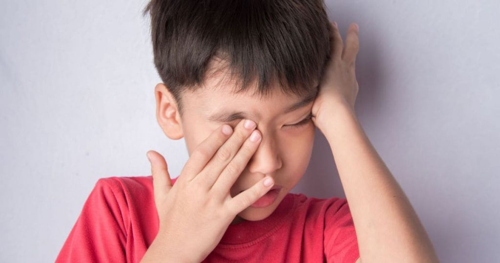 Dụi mắt thường xuyên cảnh báo bệnh cận thị ở trẻ em
