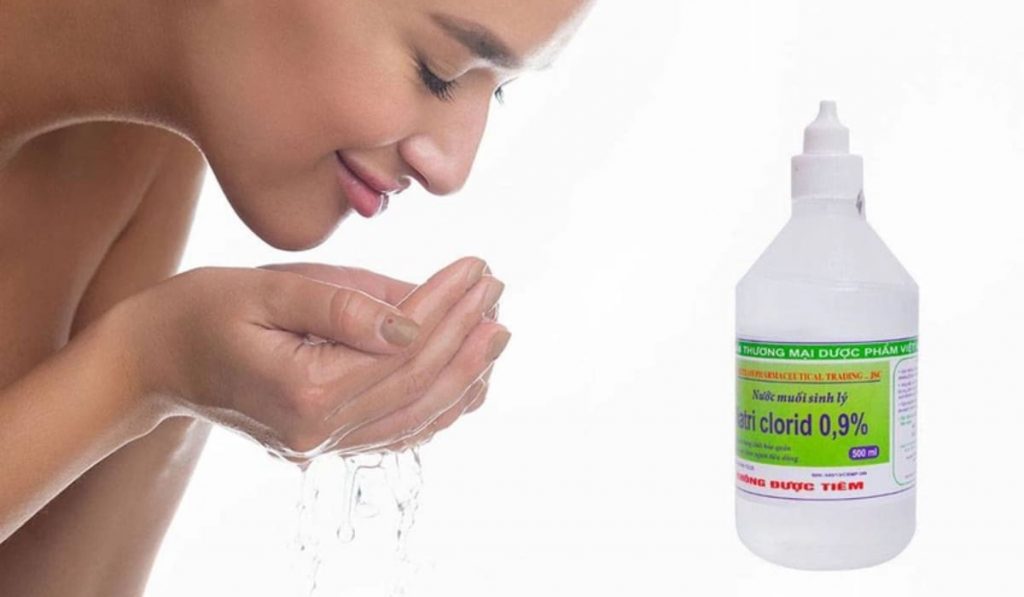 Dùng nước muối sinh lý để rửa mặt loại bỏ bụi bẩn
