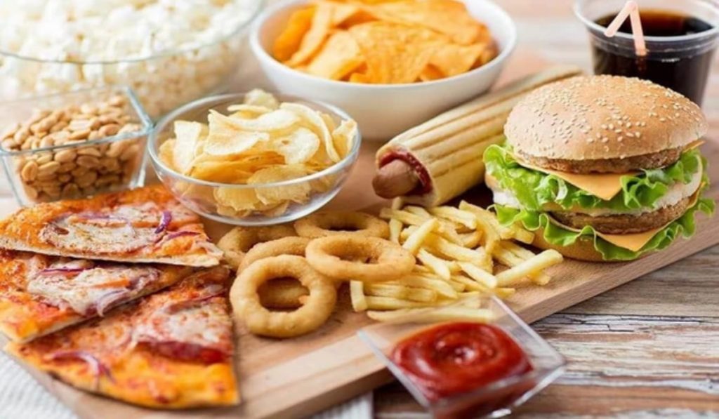 Hạn chế thức ăn chiên rán, đồ chế biến sẵn khi bị đau mắt đỏ