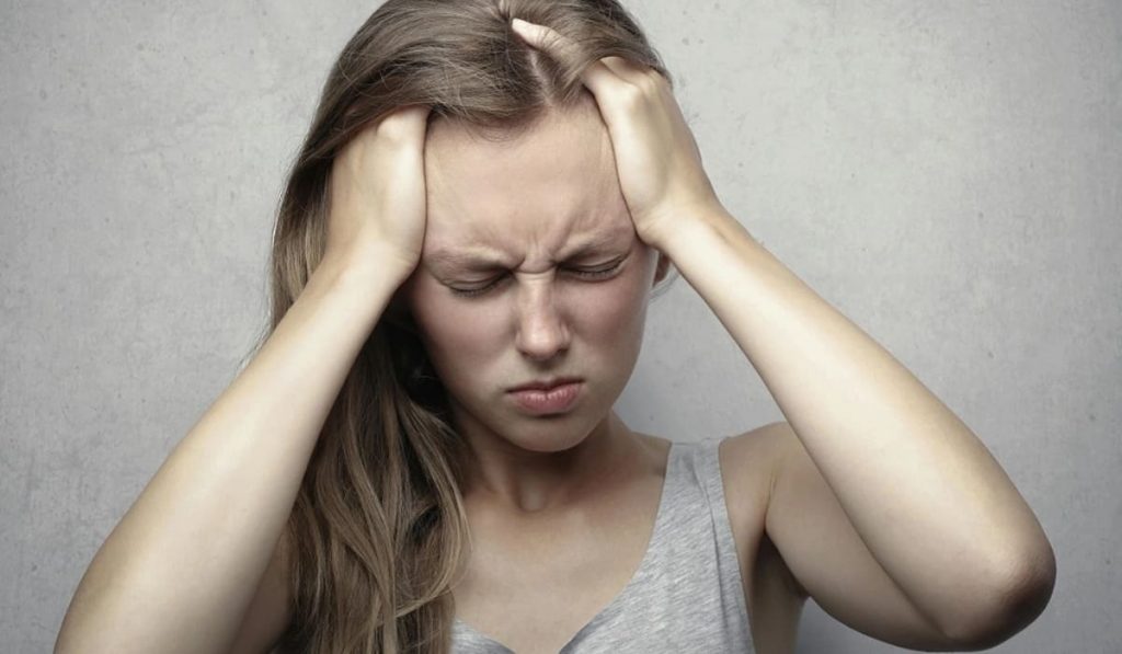Hãy thăm khám bác sĩ nếu cơn đau đầu kèm nhức mắt trở nên nặng hơn