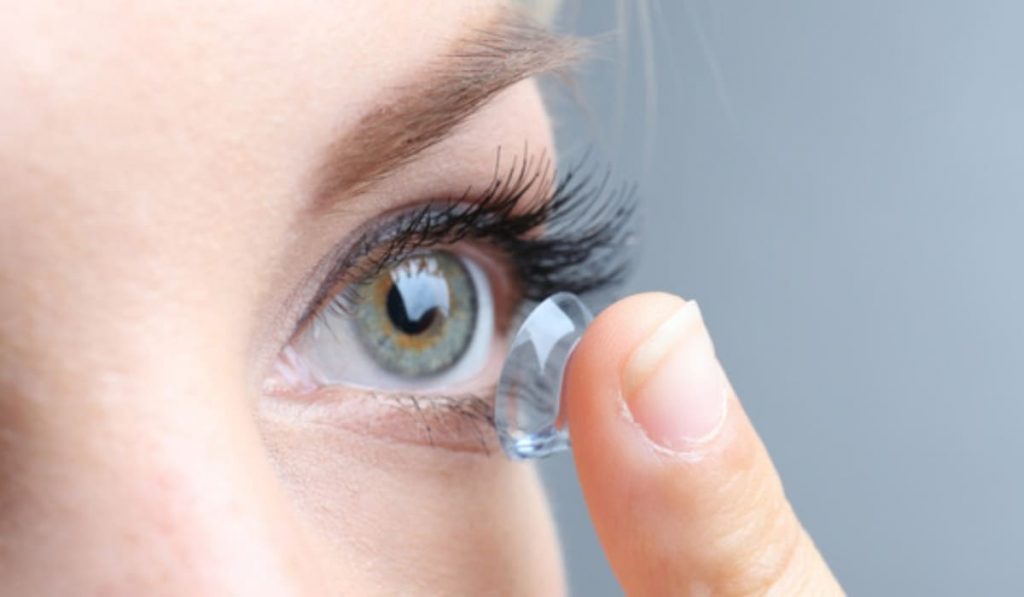 Kính Ortho-K có công dụng điều chỉnh khúc xạ và kiểm soát tiến triển cận thị ở trẻ em
