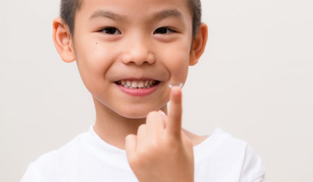 Kính Ortho-K đeo chủ yếu dành cho trẻ em từ 6 tuổi trở lên