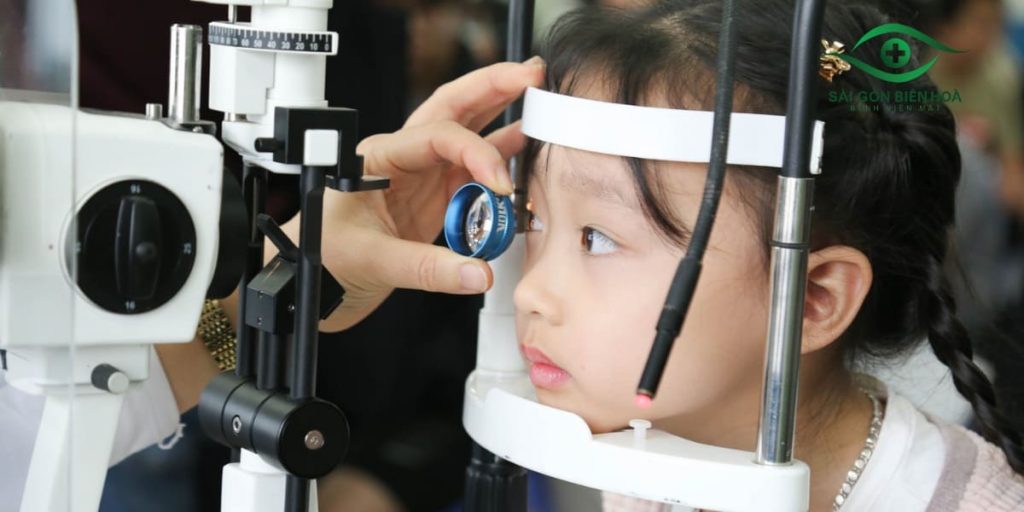 Kính ortho-K là biện pháp hiệu quả để kiểm soát cận thị tiến triển