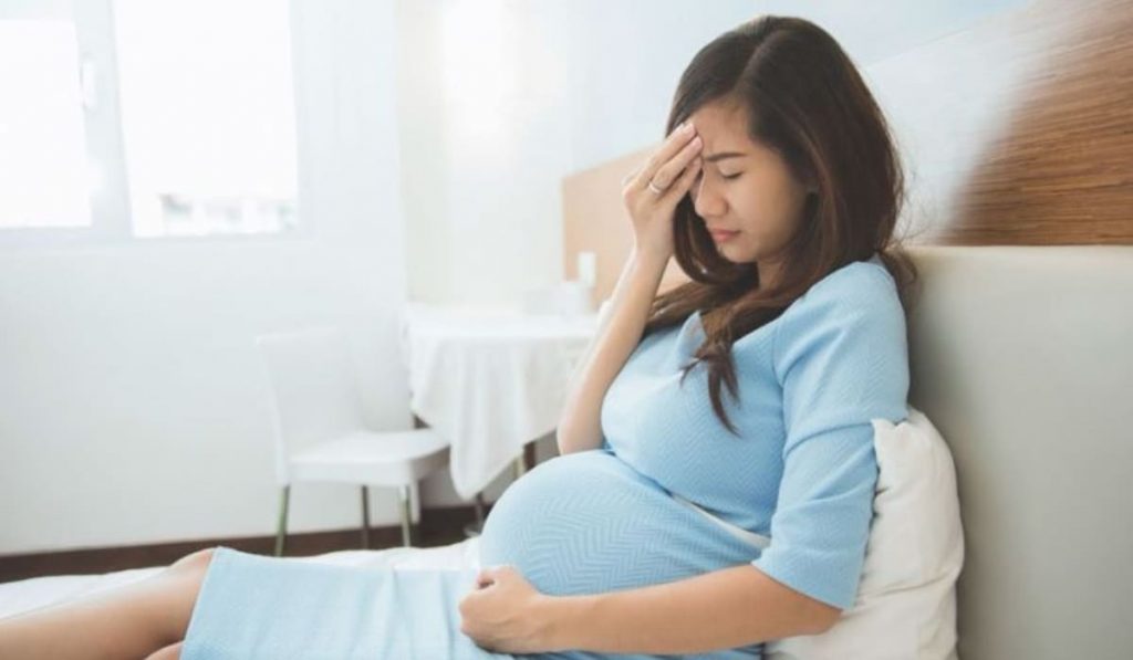 Mang thai làm hệ miễn dịch yếu đi nên dễ nhiễm virus đau mắt đỏ