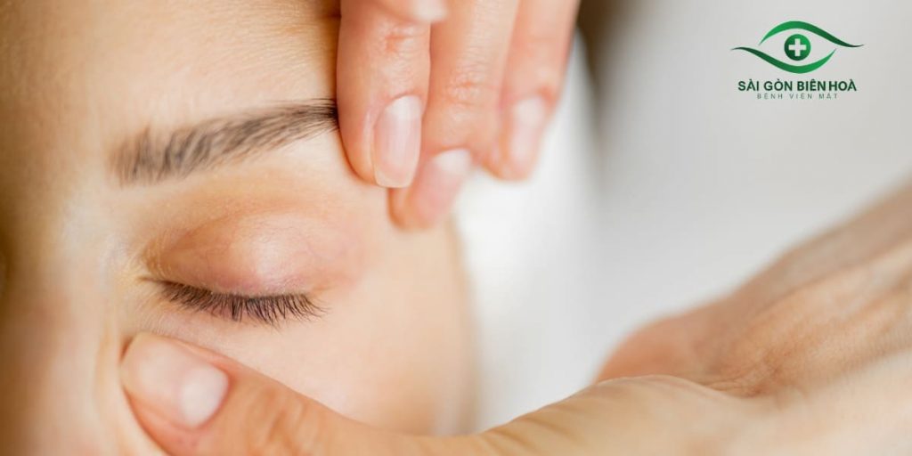 Massage giúp thư giãn các cơ và thúc đẩy tuần hoàn ở mắt