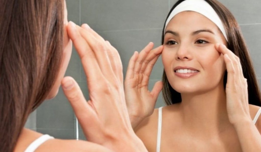 Massage vùng quanh mắt cũng là 1 cách để giúp hạn chế mắt bị dại