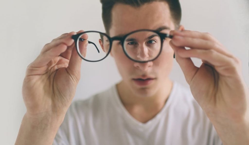 Một trong những nguyên nhân khiến mắt trông dại là đeo kính không đúng độ
