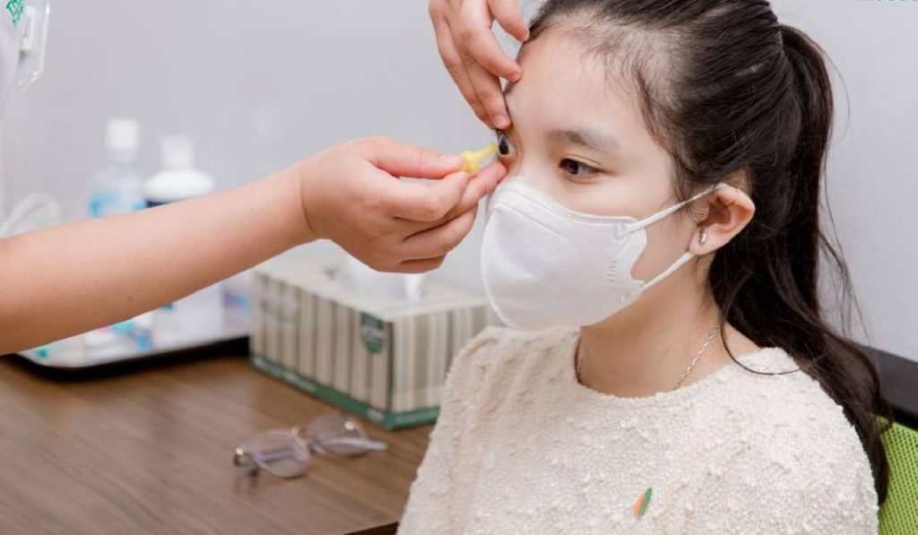 Nên vệ sinh đúng cách và tái khám định kỳ khi đeo kính Ortho K
