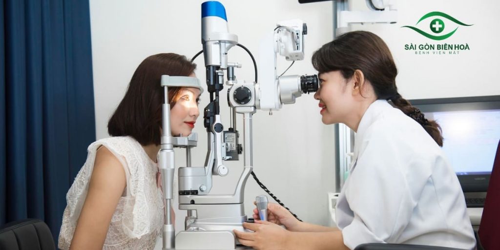 Người bệnh cần thăm khám chuyên khoa trước khi phẫu thuật viễn thị