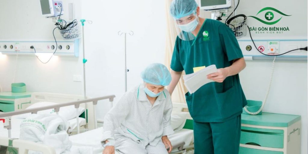 Người cao tuổi có thể được yêu cầu nằm viện theo dõi để đảm bảo an toàn