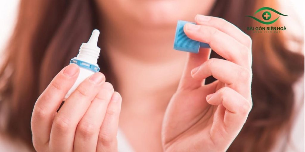 Nhỏ mắt atropin nồng độ thấp giúp kiểm soát cận thị tiến triển