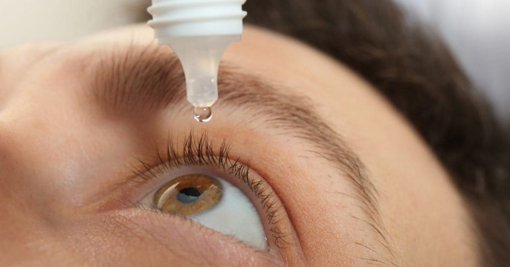 Nhỏ nước mắt nhân tạo để tránh mắt bị khô