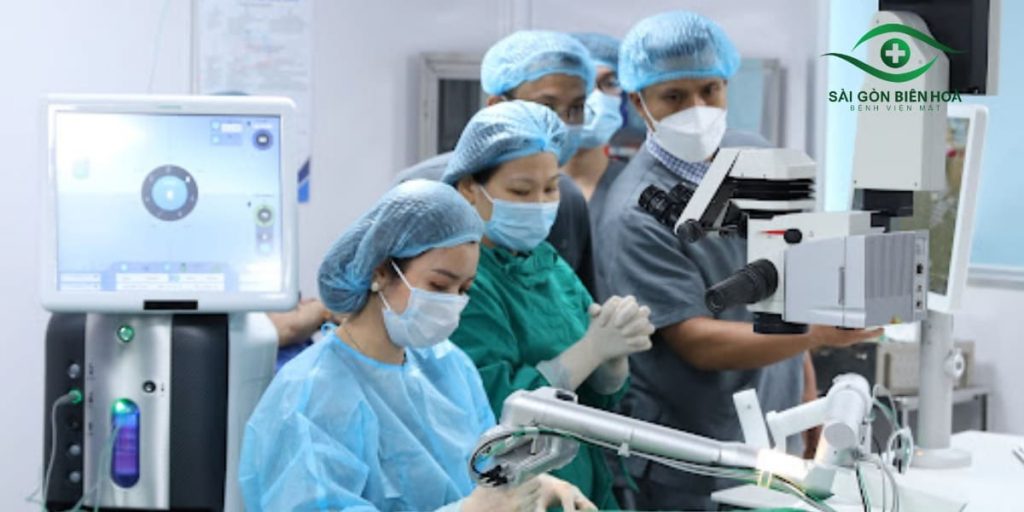 Phẫu thuật khúc xạ giúp xoá cận, giảm nguy cơ biến chứng.