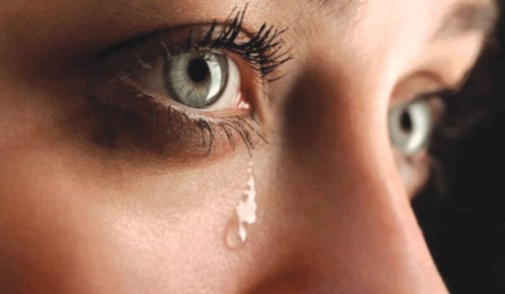 Phòng ngừa chảy nước mắt 1 bên: vệ sinh mắt sạch sẽ và tránh dụi mắt