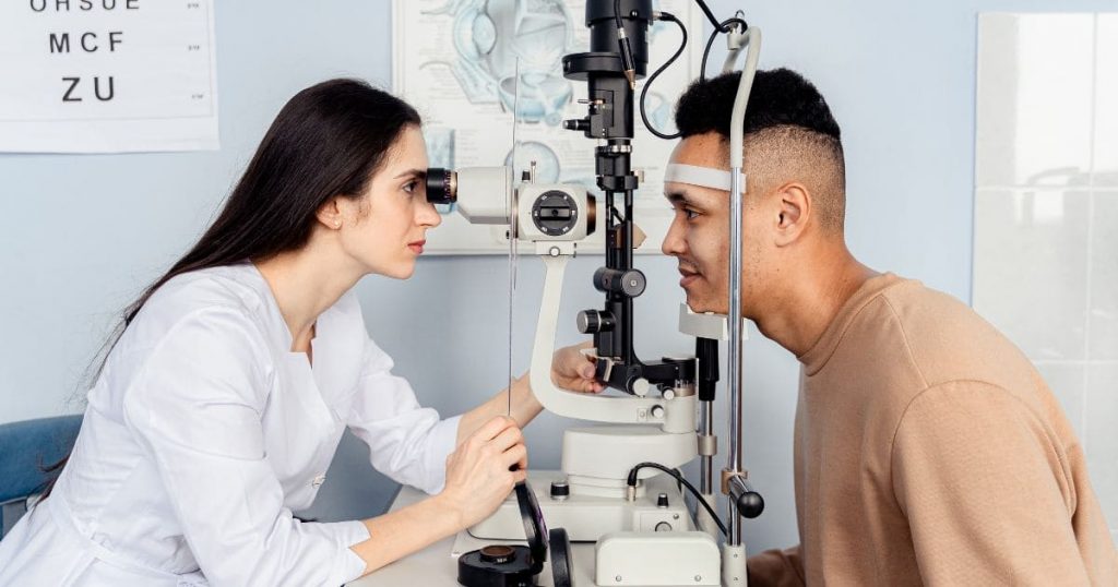 Tái khám định kỳ để đảm bảo thị lực luôn tốt