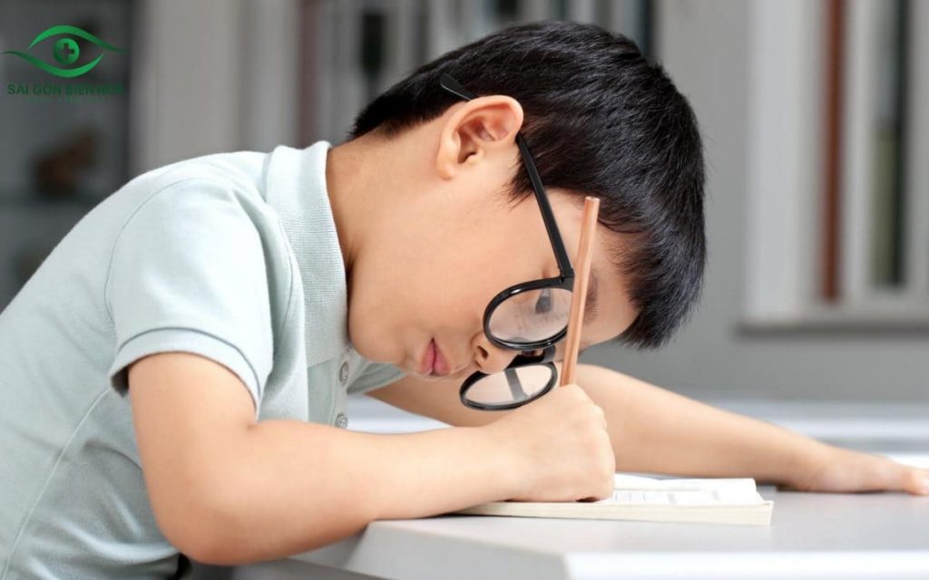 Thói quen cúi sát vở khiến trẻ ngày càng cận nặng hơn