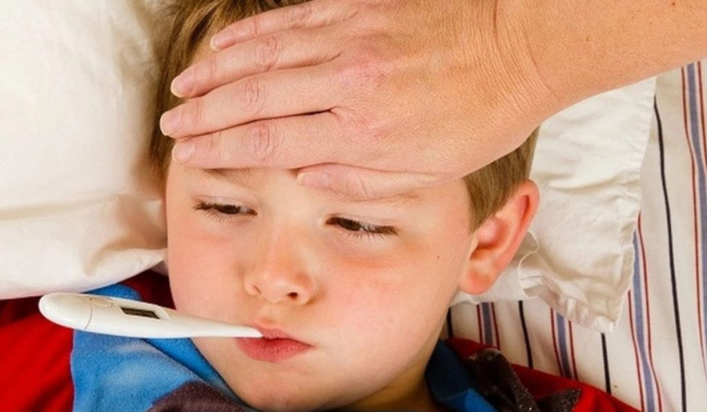 Trẻ bị đau mắt đỏ kèm sốt, hãy giữ môi trường sạch sẽ để giúp bé nhanh hồi phục
