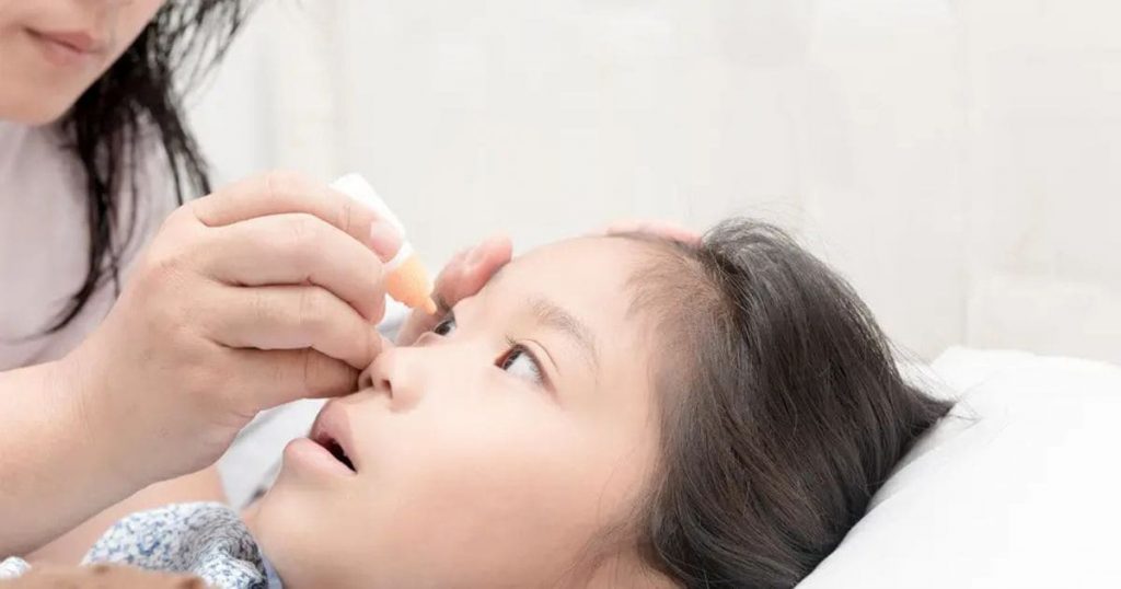 Trẻ em bị cận thị có thể phải tra thuốc mắt sớm