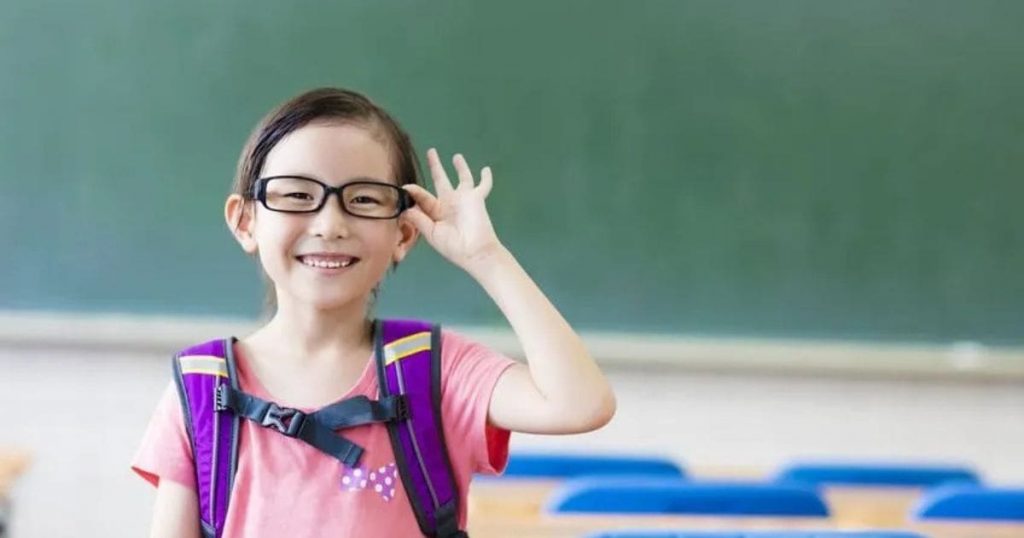 Trẻ em bị cận thị sớm cần đeo kính gọng