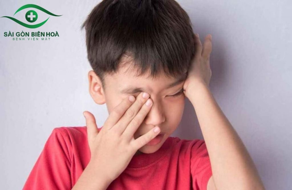 Trẻ hay nheo mắt vì cận thị nặng