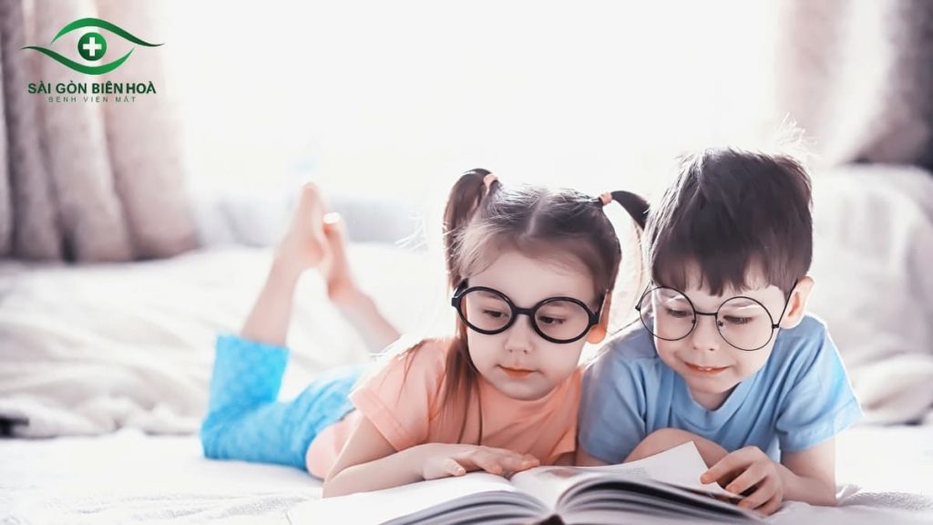Trẻ học tập sai tư thế có thể khiến mắt dễ bị tật khúc xạ hơn
