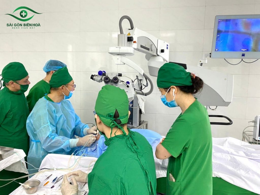 Bơm khí nội nhãn là một trong những phương pháp hiệu quả để xử lý võng mạc đã bong