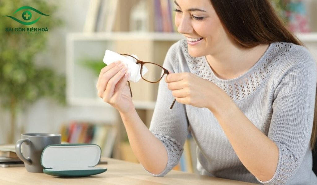 Cần vệ sinh mắt sạch sẽ đều đặn để nhanh hồi phục sau mổ