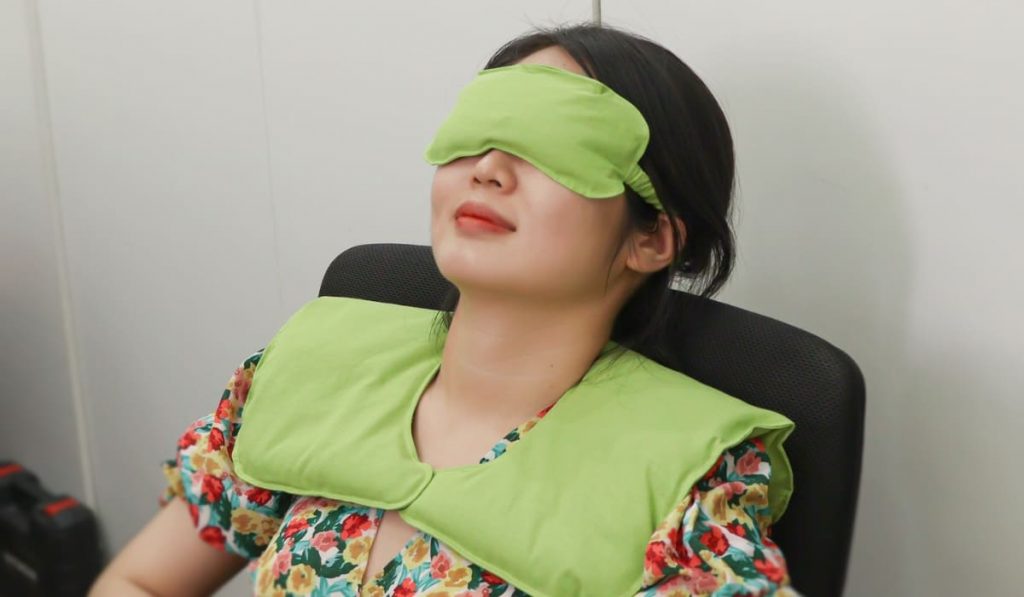 Chăm sóc vùng mắt sử dụng gói đá lạnh để giảm sưng và đau