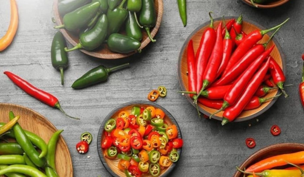 Đau mắt đỏ kiêng đồ cay nóng vì dễ làm mắt nóng rát, lâu khỏi
