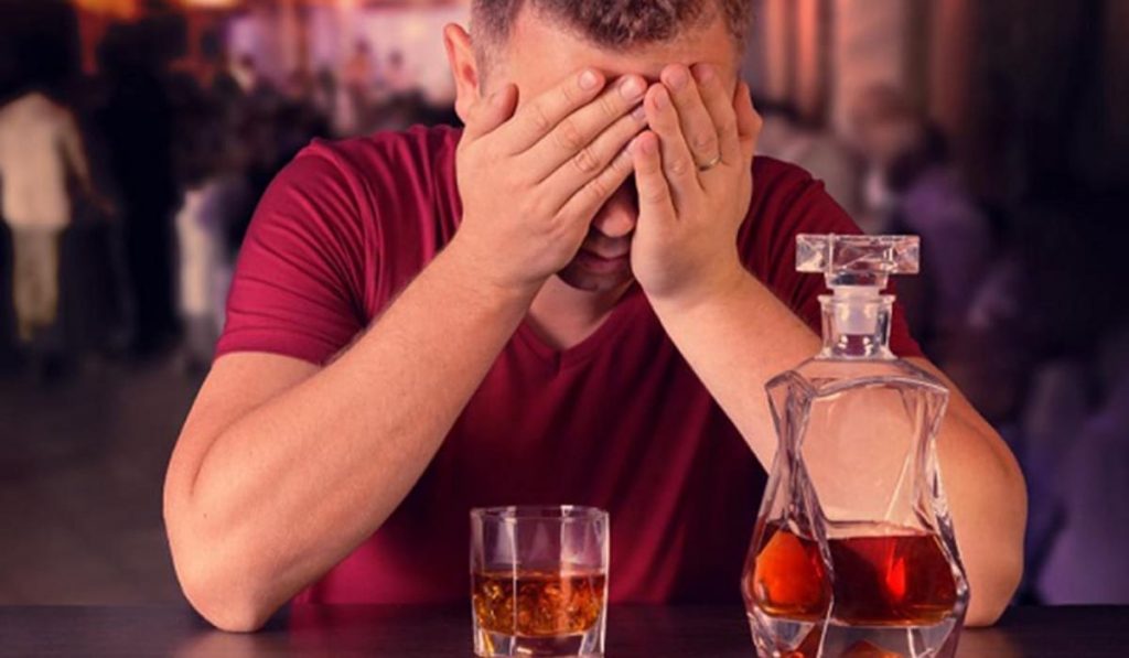 Đau mắt đỏ: Tránh rượu bia, cà phê vì dễ gây khô mắt và làm bệnh nặng hơn