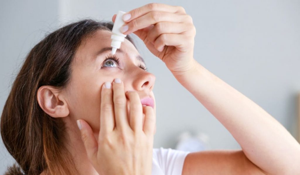 Điều trị bọng nước ở mắt bằng thuốc nhỏ Corticosteroid theo chỉ định của bác sĩ