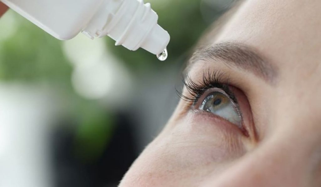 Điều trị lòng trắng mắt bị phồng rộp gồm thuốc và xử lý theo hướng dẫn bác sĩ