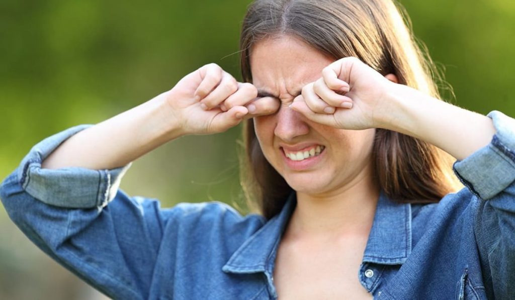 Dụi mắt làm giác mạc kích thích khiến cảm giác ngứa tăng lên càng dụi càng ngứa