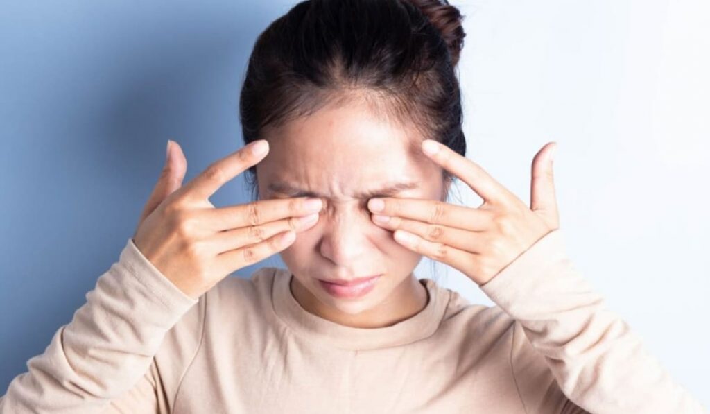 Dụi mắt tăng ngứa, gây khô mắt và nguy cơ tổn thương giác mạc