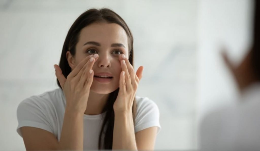 Hạn chế chạm tay vào mắt để giảm ngứa và bảo vệ giác mạc