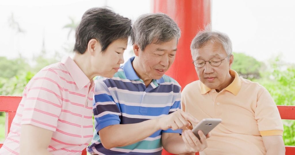 Hạn chế dùng thiết bị điện tử để cho mắt nghỉ ngơi, tăng nhanh quá trình hồi phục